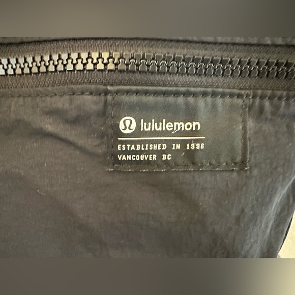 Lululemon Clean Lines Crossbody Bag 2.8L - Picture 3 of 11